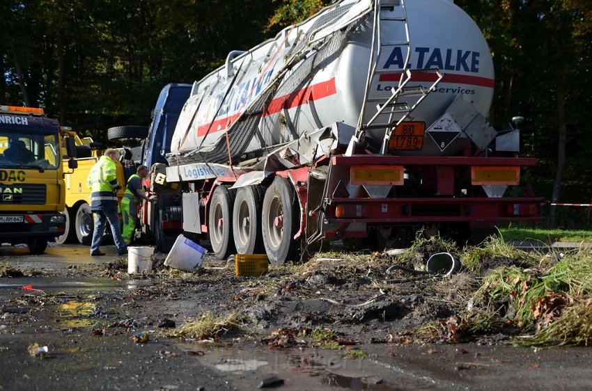 VU Tanklastzug umgestuerzt Huerth Industriestr P538.JPG